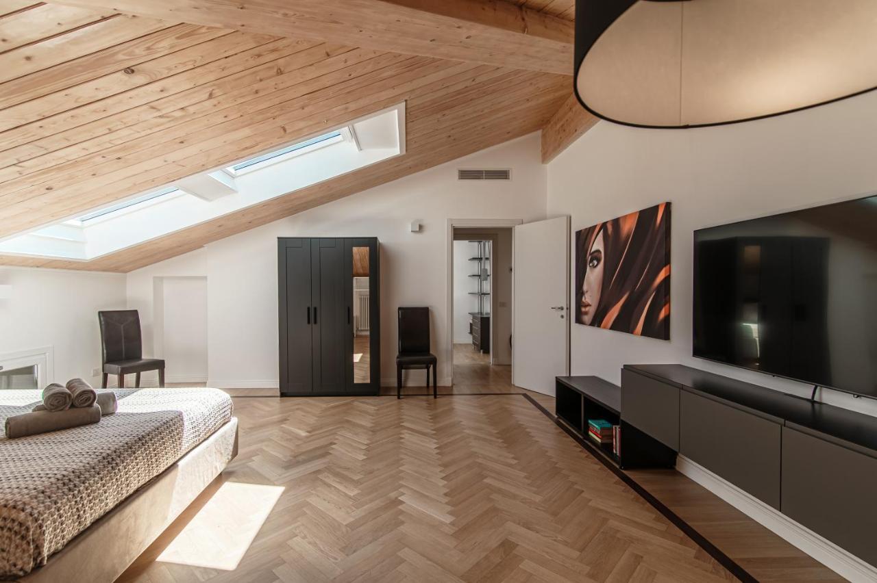 Attic 64 - The House Of Travelers Como Exterior foto